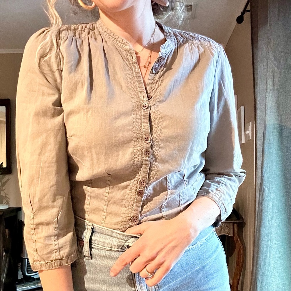 Elevenses (Anthropologie) soft gray button down with tailored details!
